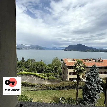 Between Greenery And The Lake, A In 别墅 *